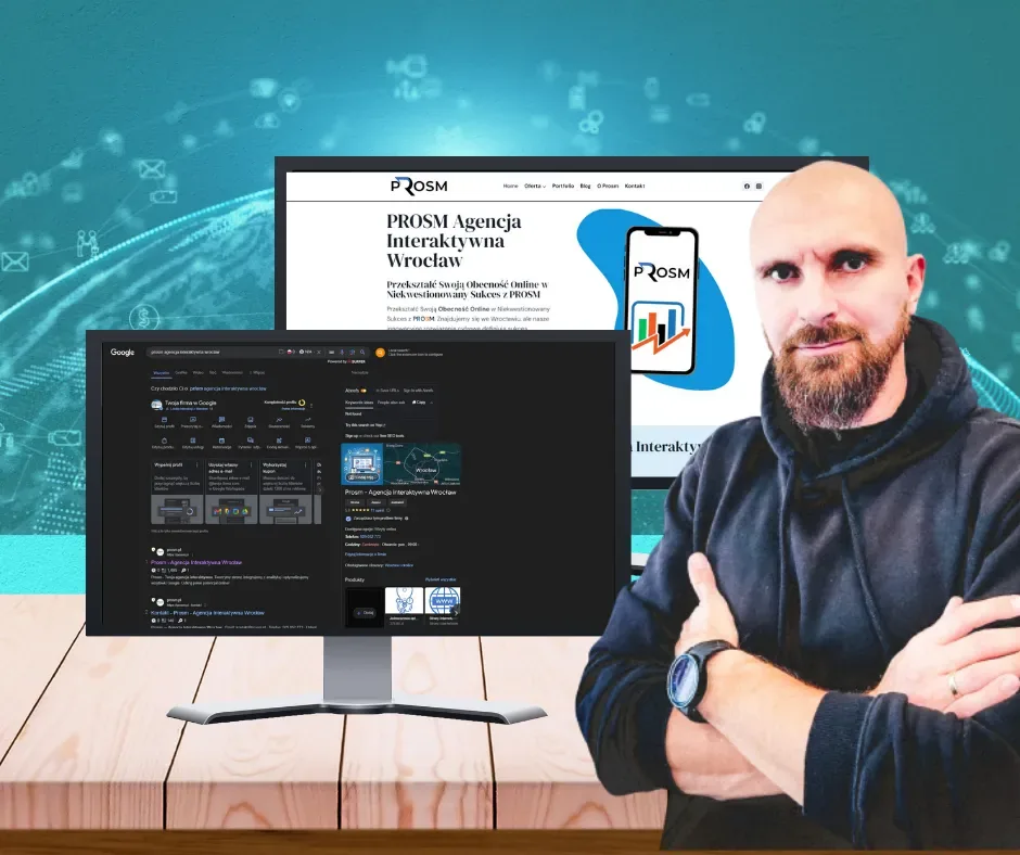 Wojciech Oleszko z Prosm przy monitorach — na jednym strona internetowa firmy, na drugim jej wizytówka w wynikach wyszukiwania Google