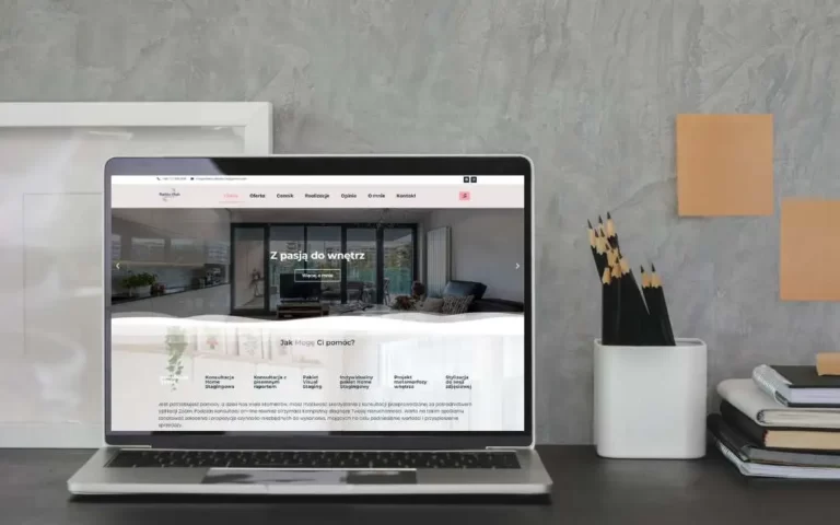 komputer laptop na biurku